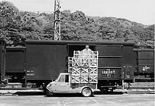 旧・国鉄の山崎駅で貨物車から荷受けする様子
